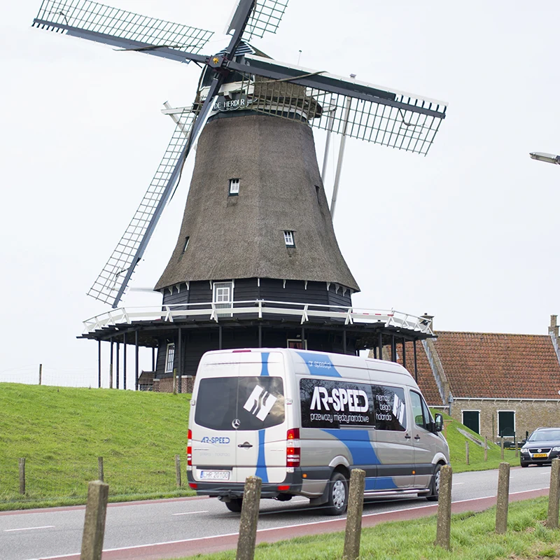 Bus AR-SPEED przy holenderskim wiatraku